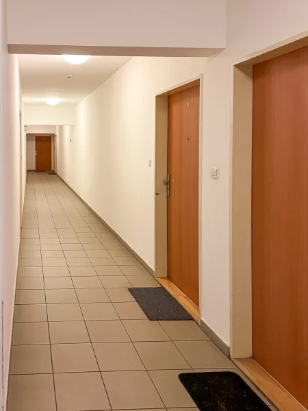 Pronájem bytu 2+kk s balkónem, ulice Hnězdenská 767/4a, Praha - Troja