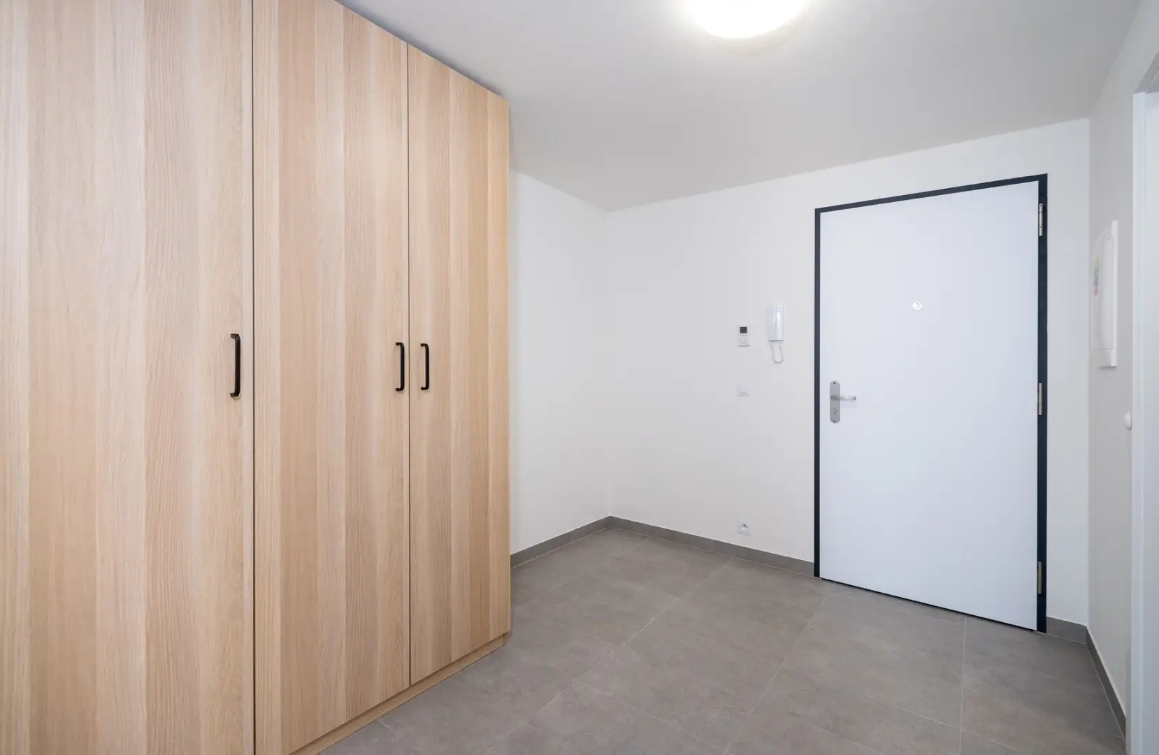 Pronájem bytu 2+kk s balkónem, ulice Smržových 1035/10, Praha - Vysočany