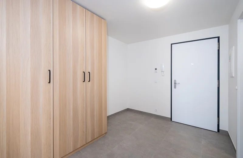 Pronájem bytu 2+kk s balkónem, ulice Smržových 1035/10, Praha - Vysočany
