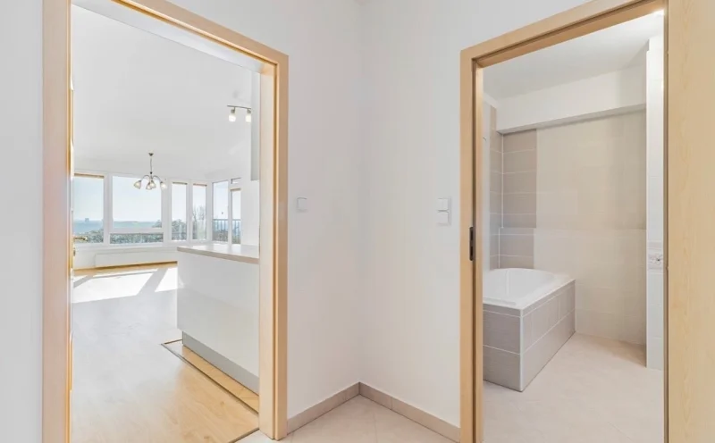 Pronájem světlého bytu 3+kk/G/L s výměrou 95 m², Praha 8