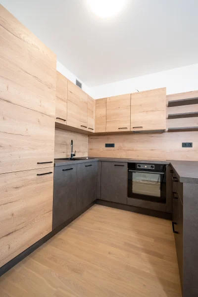 Pronájem bytu 2+kk s balkónem, ulice Smržových 1035/10, Praha - Vysočany