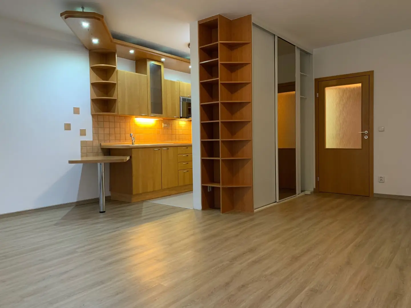 Pronájem bytu 1+kk, 42m2, balkon, garáž