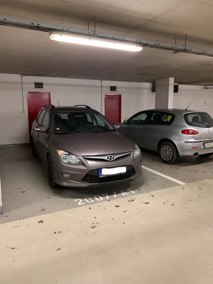 Pronájem garážového stání - Praha - Vysočany - Kabešova
