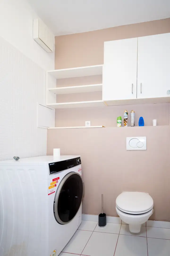 Pronájem bytu 1+kk s balkónem a garáží, ulice Na Harfě 935/5d, Praha - Vysočany