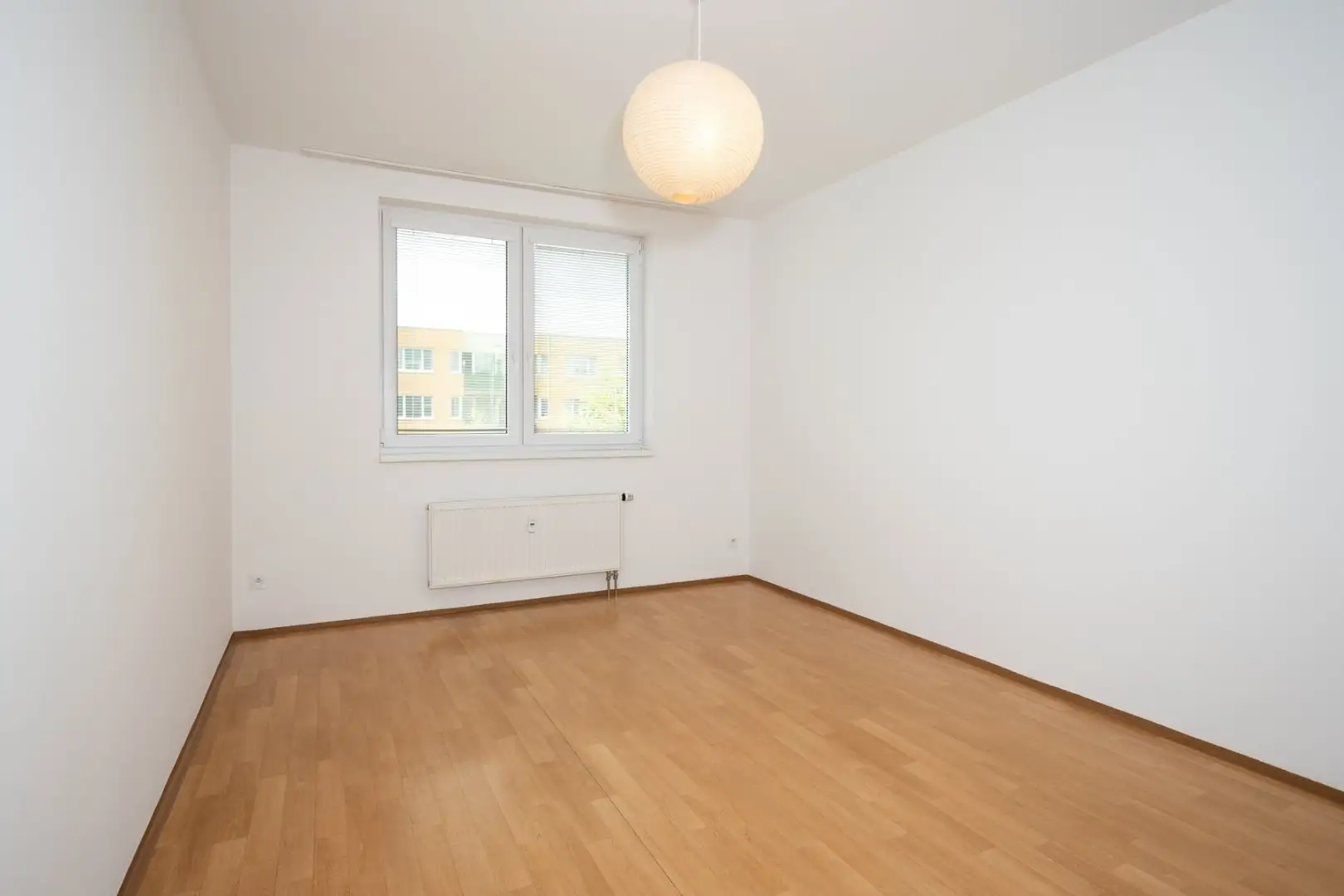 Pronájem bytu 2+kk s balkónem, ulice Hnězdenská 767/4a, Praha - Troja
