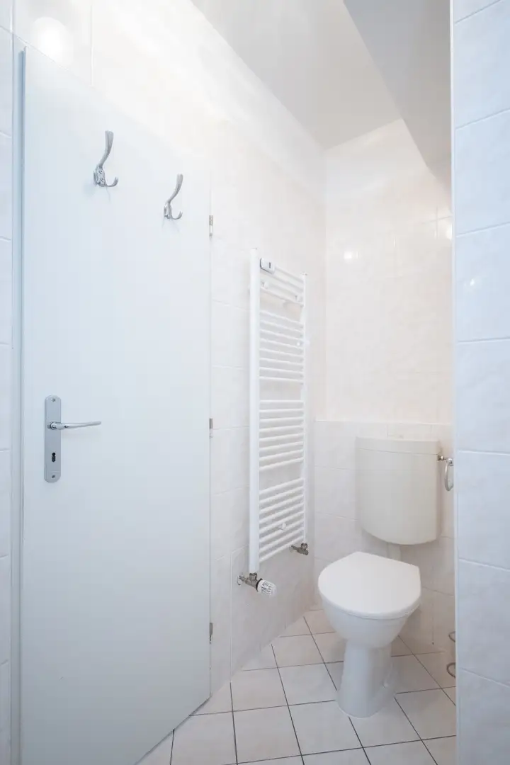 Pronájem bytu 2+kk s balkónem, ulice Hnězdenská 767/4a, Praha - Troja