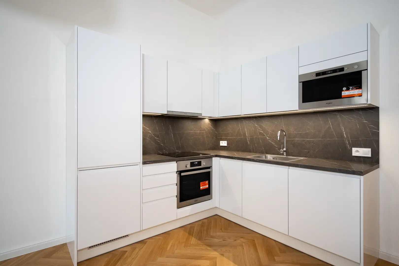 Pronájem bytu 1+kk s balkónkem, ulice Ovenecká 315/32, Praha - Holešovice