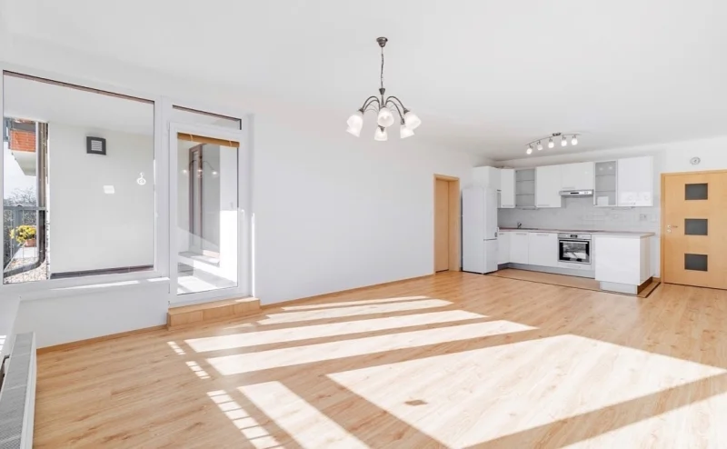 Pronájem světlého bytu 3+kk/G/L s výměrou 95 m², Praha 8