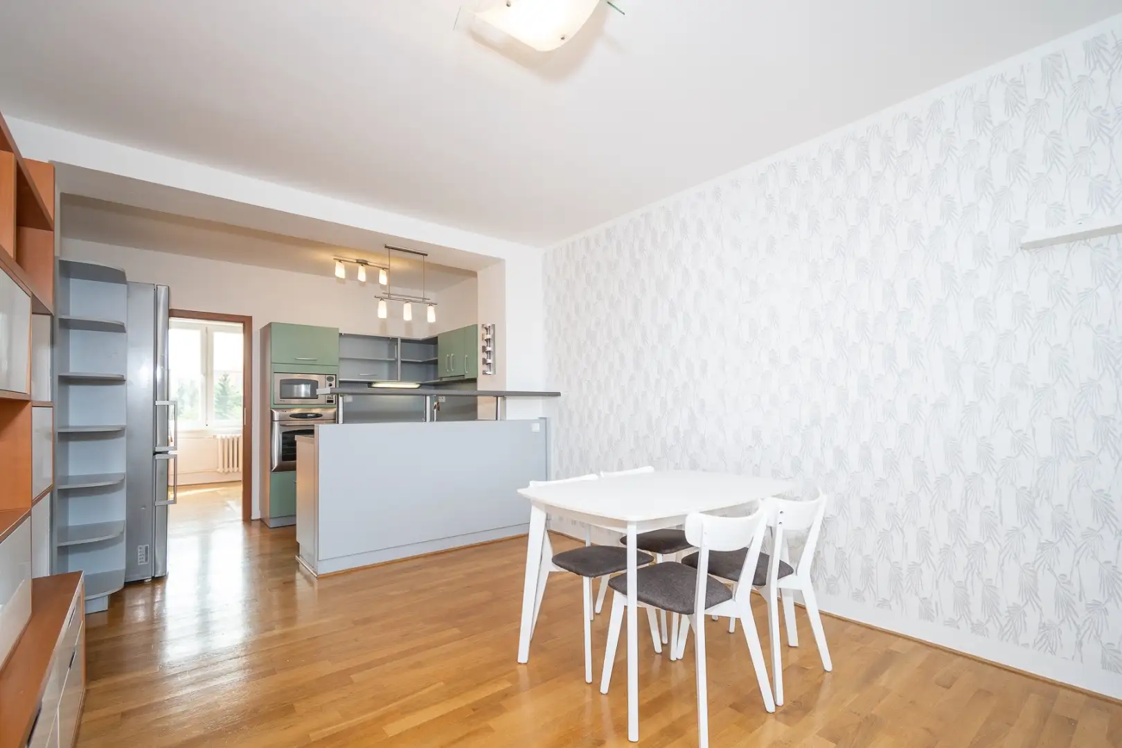 Pronájem bytu 3+kk/B, po rekonstrukci, zařízený, Praha - Letňany