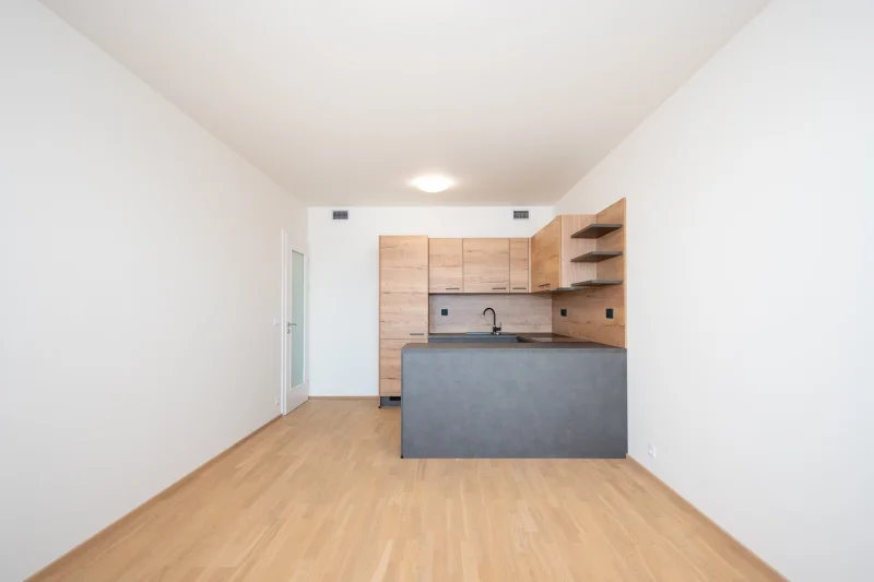 Pronájem bytu 2+kk s balkónem, ulice Smržových 1035/10, Praha - Vysočany