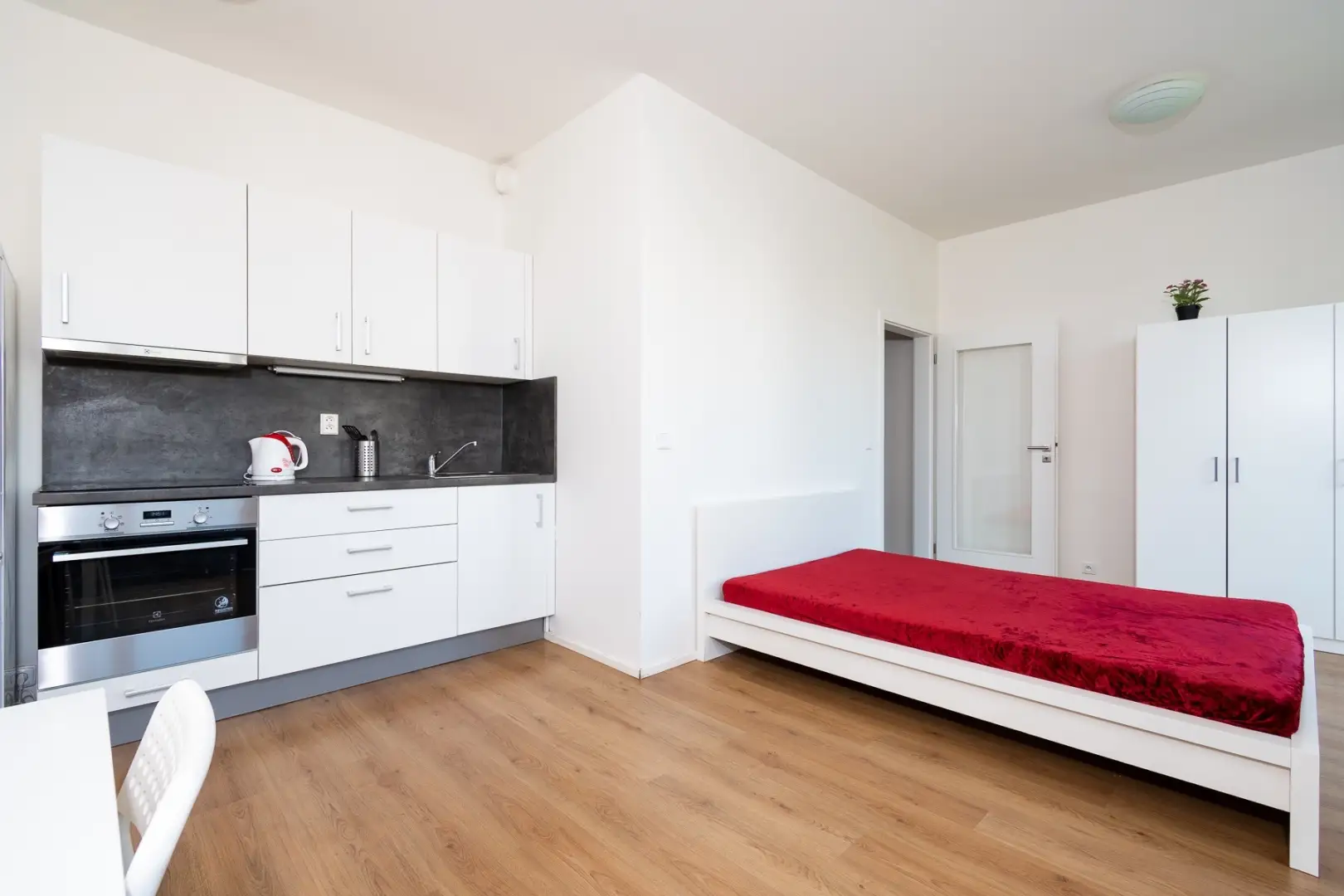 Pronájem bytu 1+kk 32m² - Praha - Hlubočepy