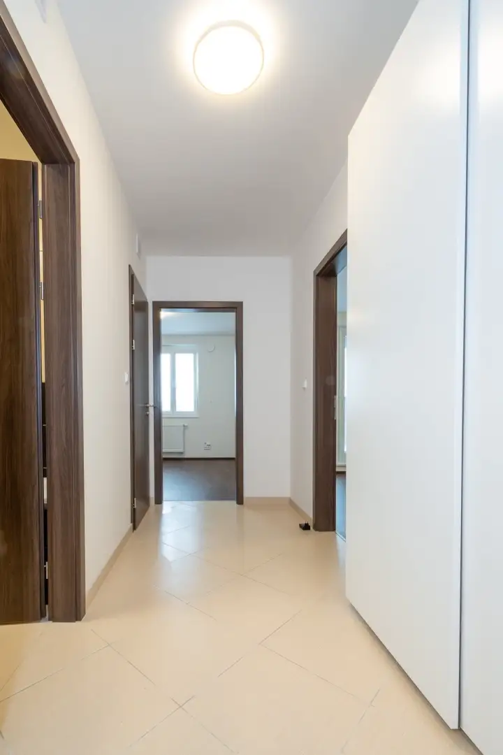 Pronájem bytu 2+kk s balkónem, ulice Poděbradská 1158/49, Praha - Hloubětín