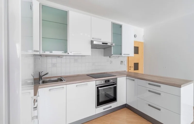 Pronájem světlého bytu 3+kk/G/L s výměrou 95 m², Praha 8