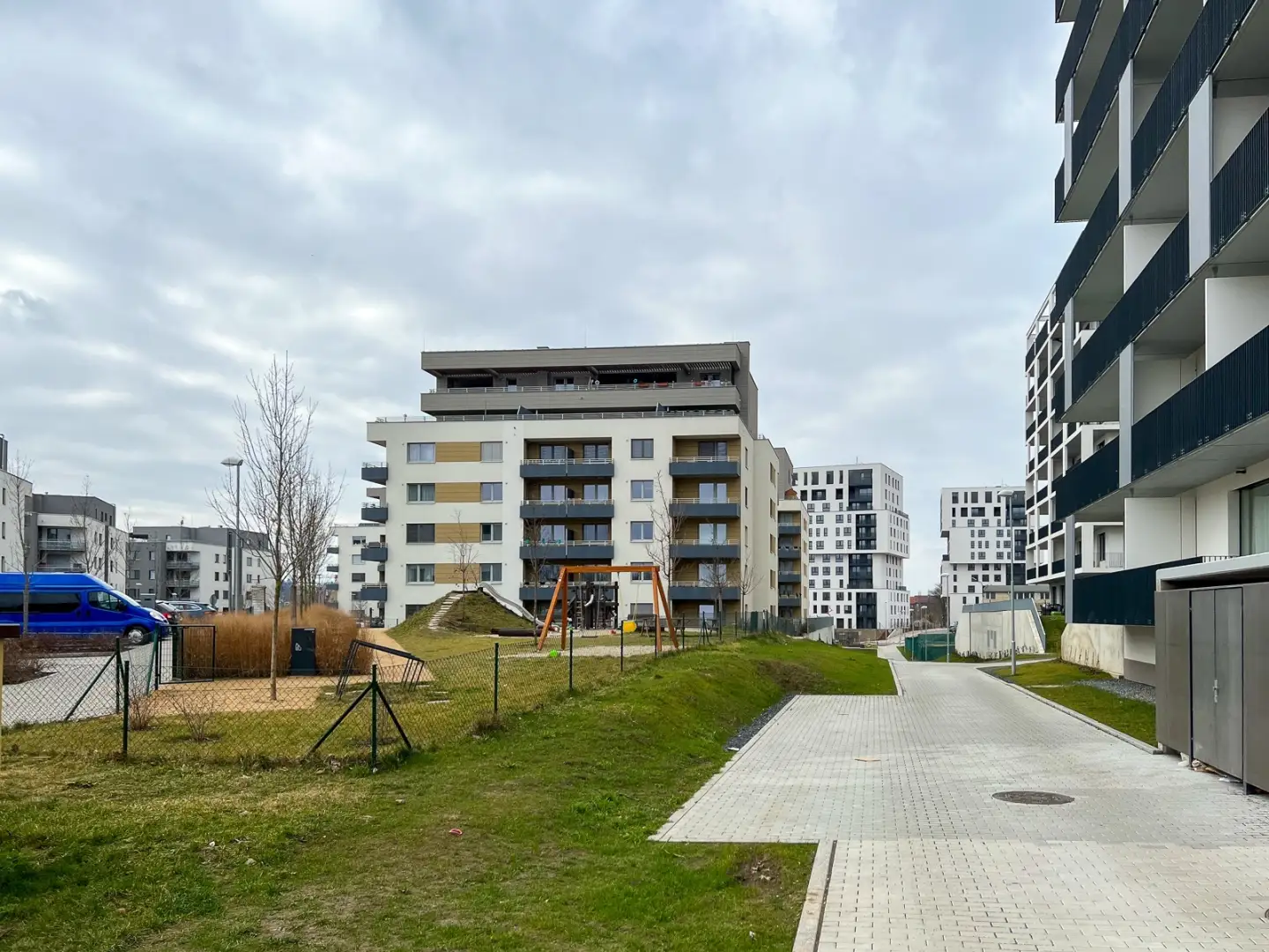 Pronájem bytu 2+kk s balkónem, ulice Smržových 1035/10, Praha - Vysočany