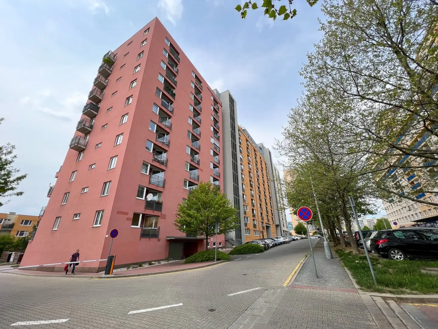 Pronájem bytu 2+kk s balkónem, ulice Hnězdenská 767/4a, Praha - Troja