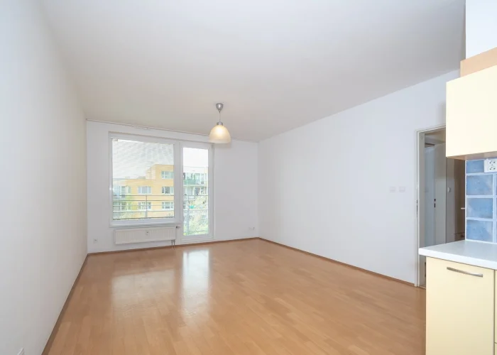 Pronájem bytu 2+kk s balkónem, ulice Hnězdenská 767/4a, Praha - Troja