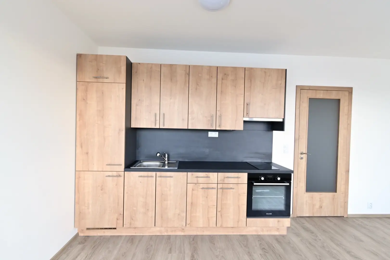 Pronájem bytu 1+kk, 33m2 s balkonem Praha Holešovice