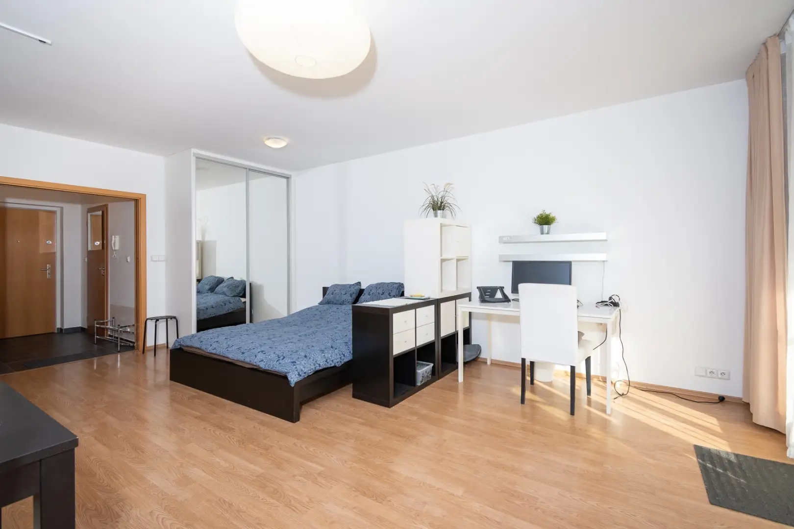 Pronájem bytu 1+kk, 47m2, s balkónem a garáží