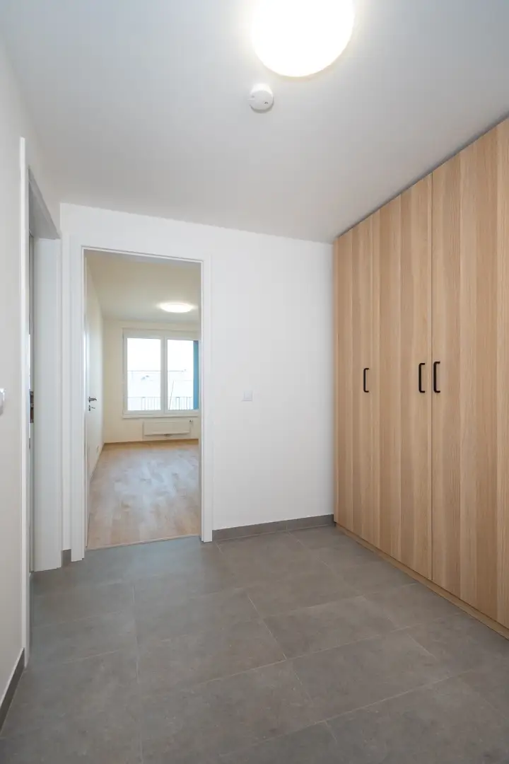 Pronájem bytu 2+kk s balkónem, ulice Smržových 1035/10, Praha - Vysočany