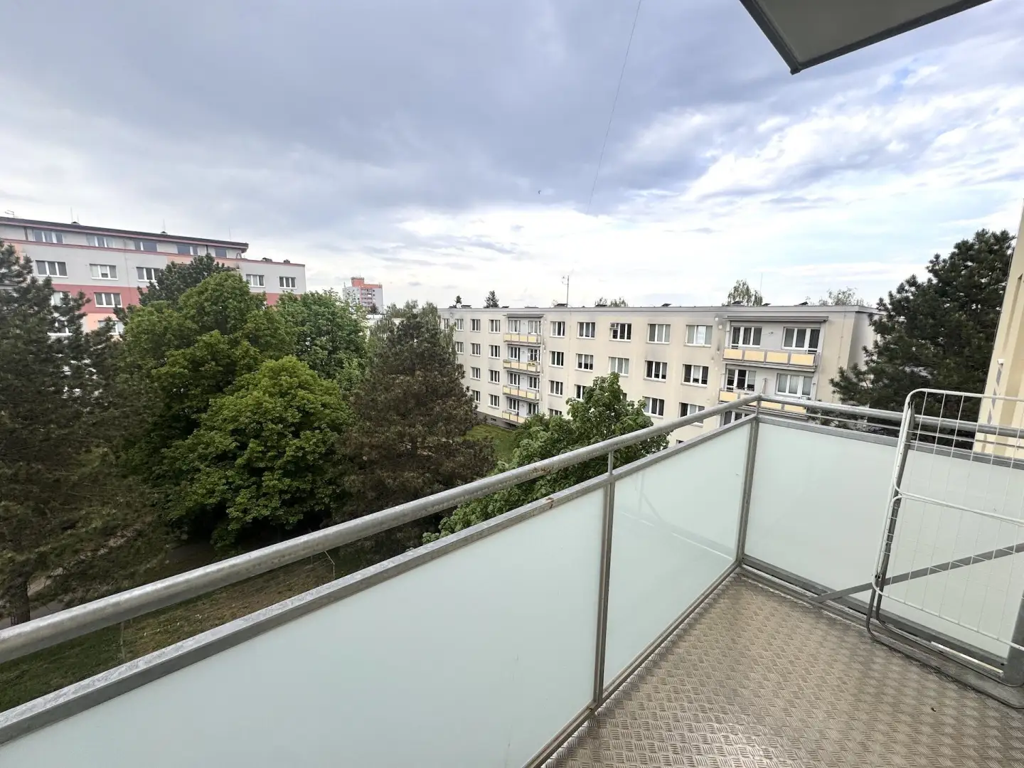 Pronájem bytu 3+kk/B, po rekonstrukci, zařízený, Praha - Letňany