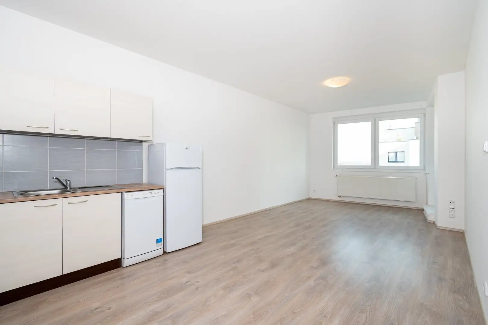 Pronájem bytu 2+kk s balkónem, ulice Honzíkova 635/6, Praha - Dolní Měcholupy