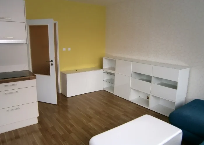 Pronájem bytu 2+kk, 50m2 - Hnězdenská, Praha 8