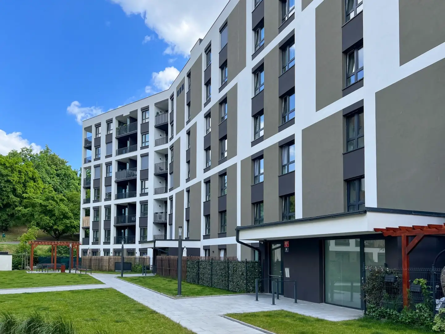 Pronájem světlého bytu 2+kk + B/S/G, ulice Olgy Havlové, Praha 3