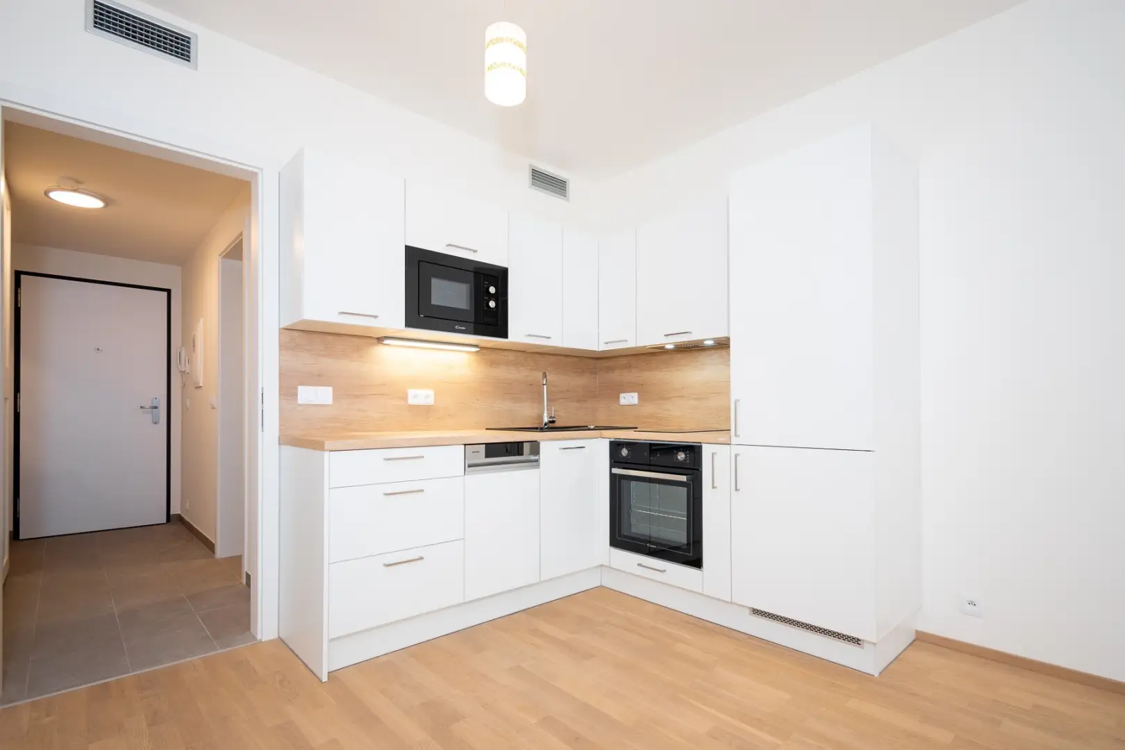 Pronájem bytu 1+kk 32 m², ulice Smržových 1035/12, Praha - Vysočany