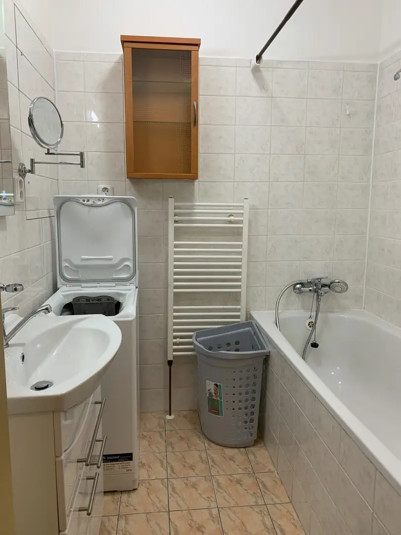 Pronájem bytu 1+kk, 42m2, balkon, garáž