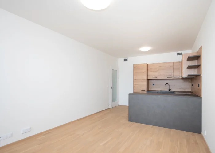Pronájem bytu 2+kk s balkónem, ulice Smržových 1035/10, Praha - Vysočany