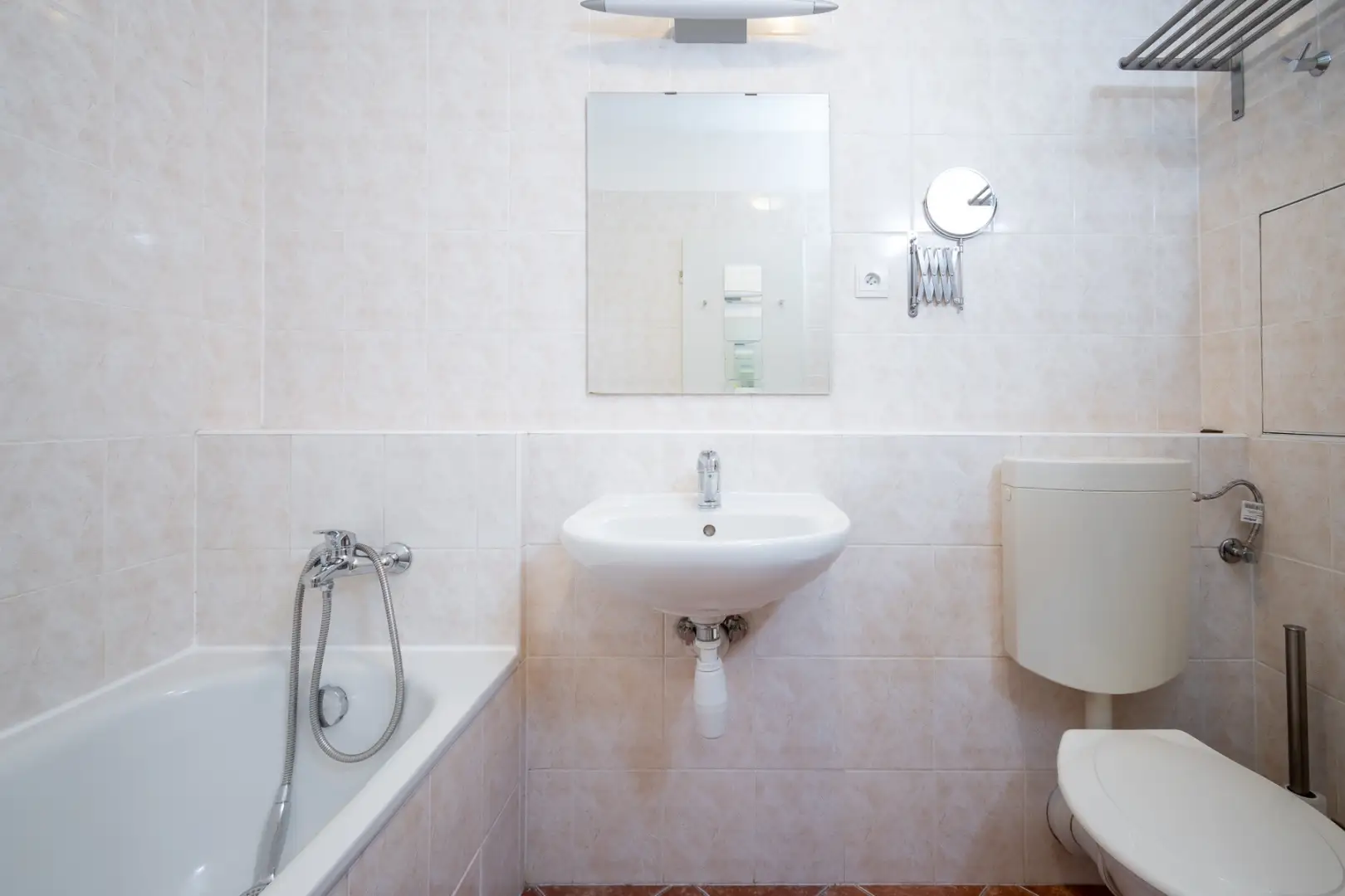 Nabízíme k pronájmu byt 1+kk, ulice Hnězdenská 767/2, Praha - Troja