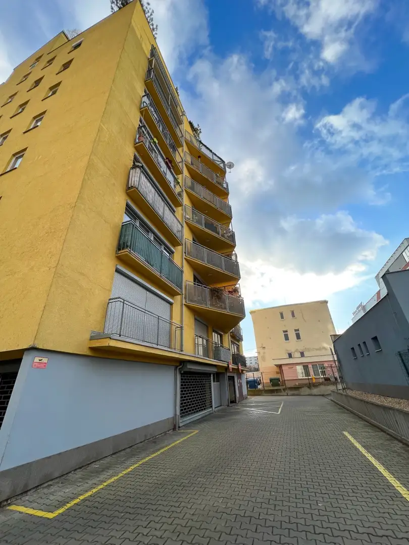 Pronájem bytu 1+kk s balkónem a garáží, ulice Na Harfě 935/5d, Praha - Vysočany