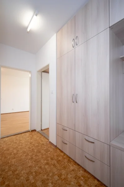 Pronájem bytu 2+kk s balkónem, ulice Hnězdenská 767/4a, Praha - Troja