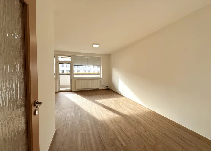 Pronájem bytu 1+kk s prostornou lodžií, ulice Poděbradská 777/9, Praha - Vysočany