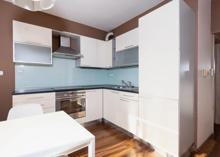 Pronájem bytu 1+kk s balkónem a garáží, ulice Na Harfě 935/5d, Praha - Vysočany