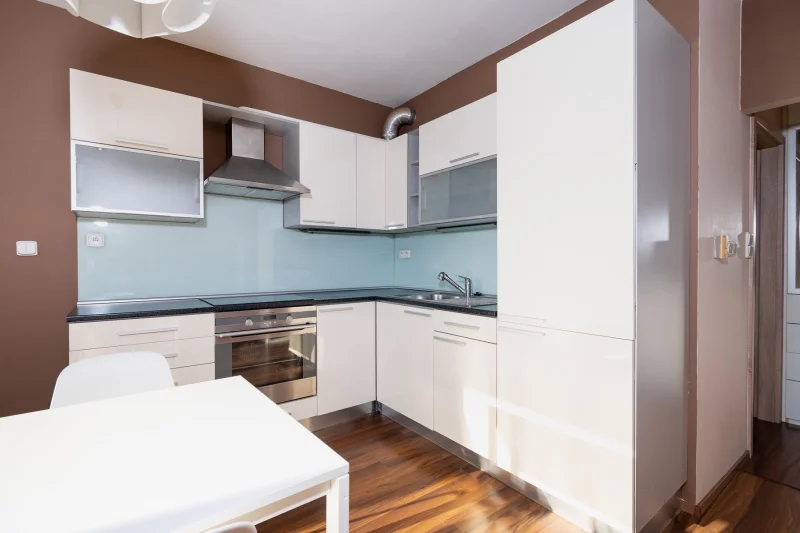 Pronájem bytu 1+kk s balkónem a garáží, ulice Na Harfě 935/5d, Praha - Vysočany