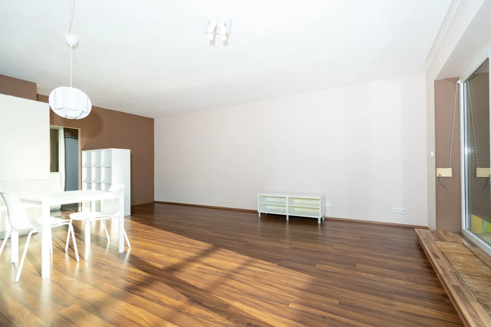 Pronájem bytu 1+kk s balkónem a garáží, ulice Na Harfě 935/5d, Praha - Vysočany