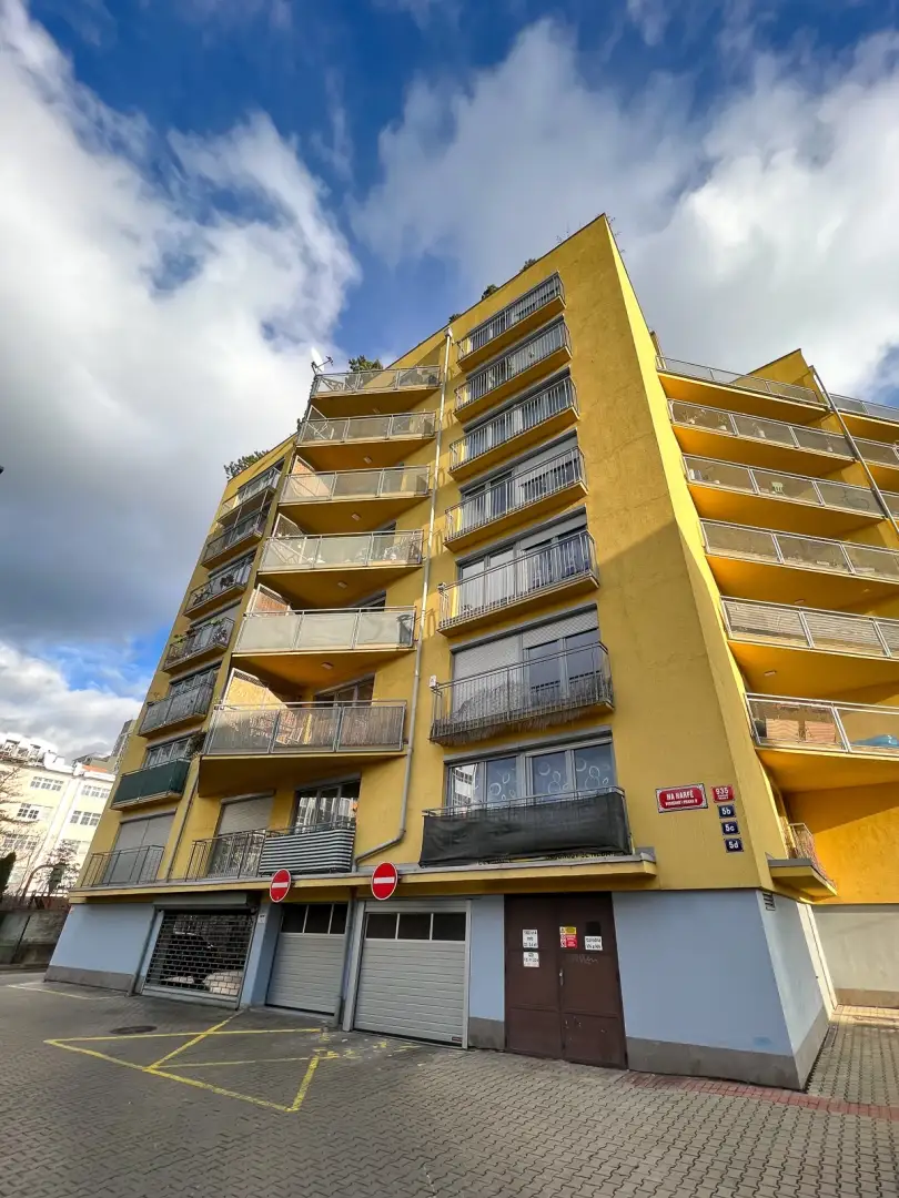 Pronájem bytu 1+kk s balkónem a garáží, ulice Na Harfě 935/5d, Praha - Vysočany