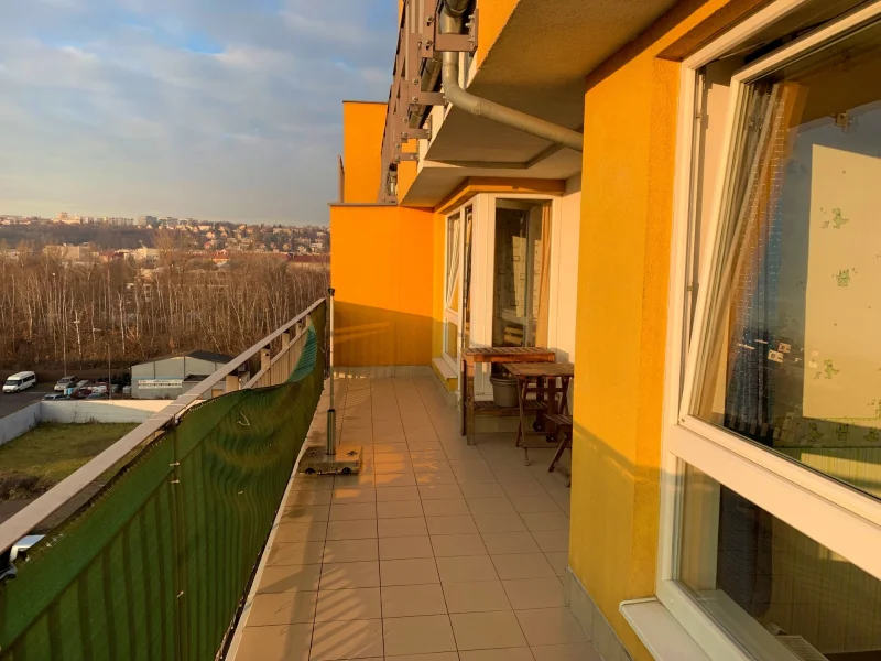 Pronájem bytu 3+kk, 83m2 s balkónem a garážovým stáním. Ulice Kabešova, Praha Vysočany.
