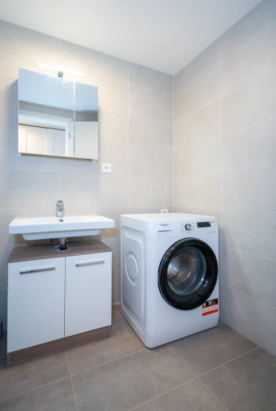Pronájem bytu 1+kk 32 m², ulice Smržových 1035/12, Praha - Vysočany
