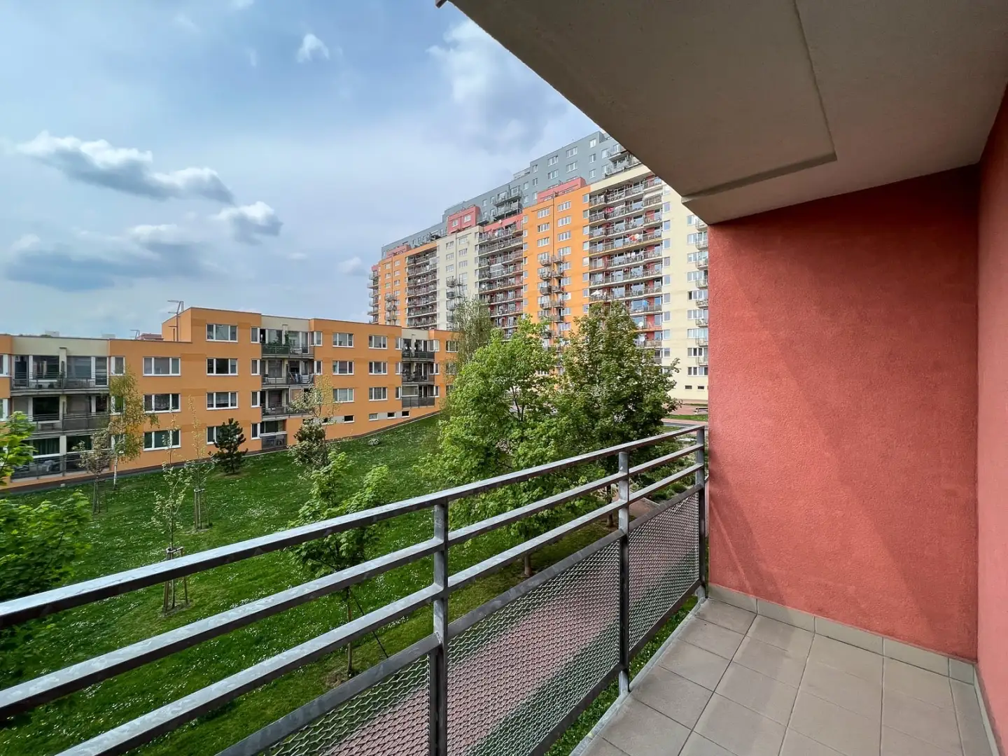 Pronájem bytu 2+kk s balkónem, ulice Hnězdenská 767/4a, Praha - Troja