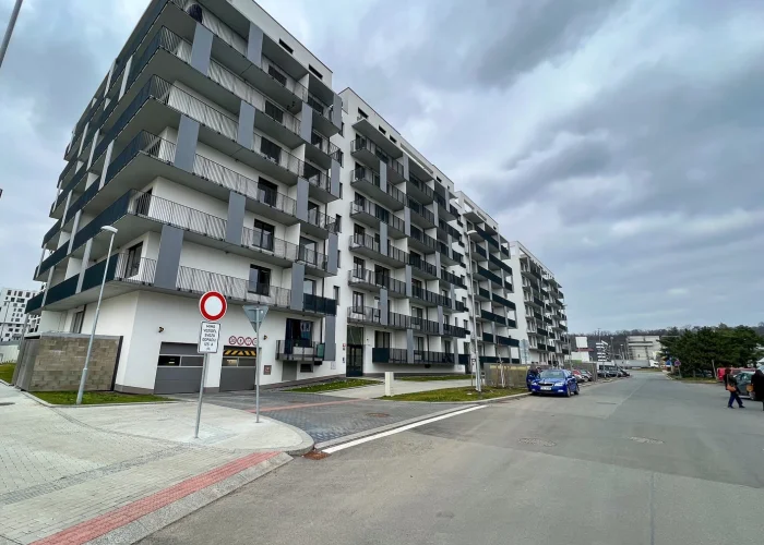 Pronájem bytu 2+kk s balkónem, ulice Smržových 1035/10, Praha - Vysočany