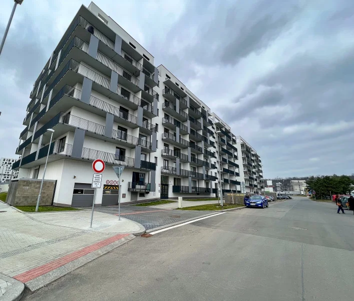 Pronájem bytu 2+kk s balkónem, ulice Smržových 1035/10, Praha - Vysočany