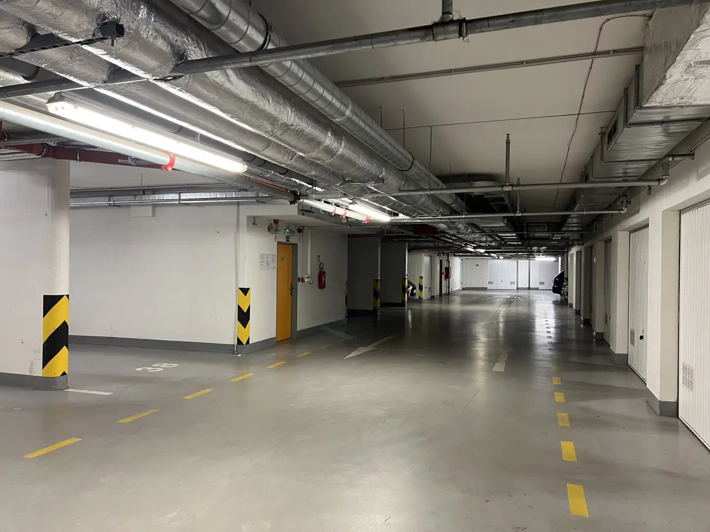 Pronájem garážové stání, 15 m² - Praha - Libeň