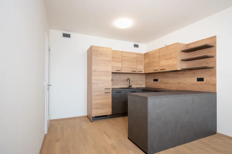 Pronájem bytu 2+kk s balkónem, ulice Smržových 1035/10, Praha - Vysočany