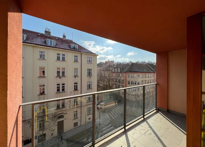Pronájem bytu 1+kk, 47m2, s balkónem a garáží