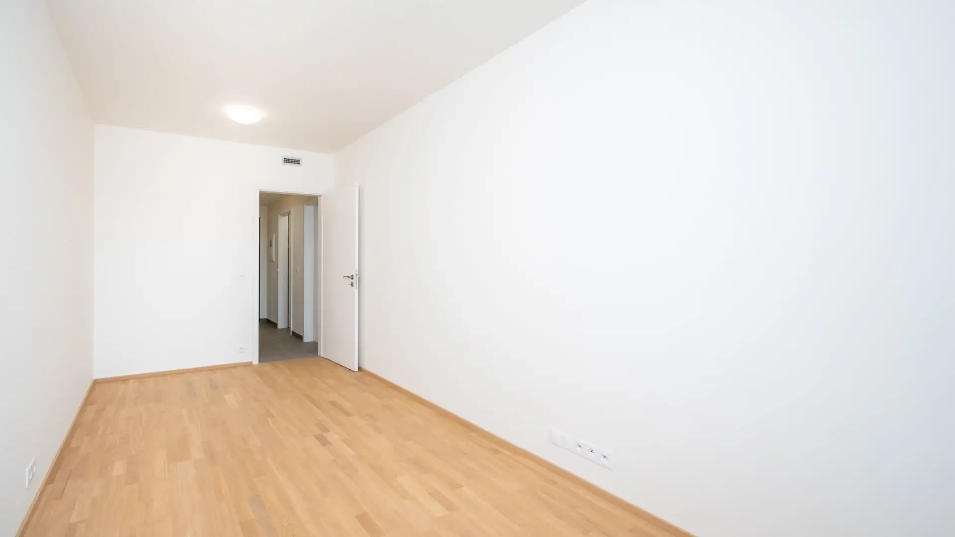 Pronájem bytu 2+kk s balkónem, ulice Smržových 1035/10, Praha - Vysočany