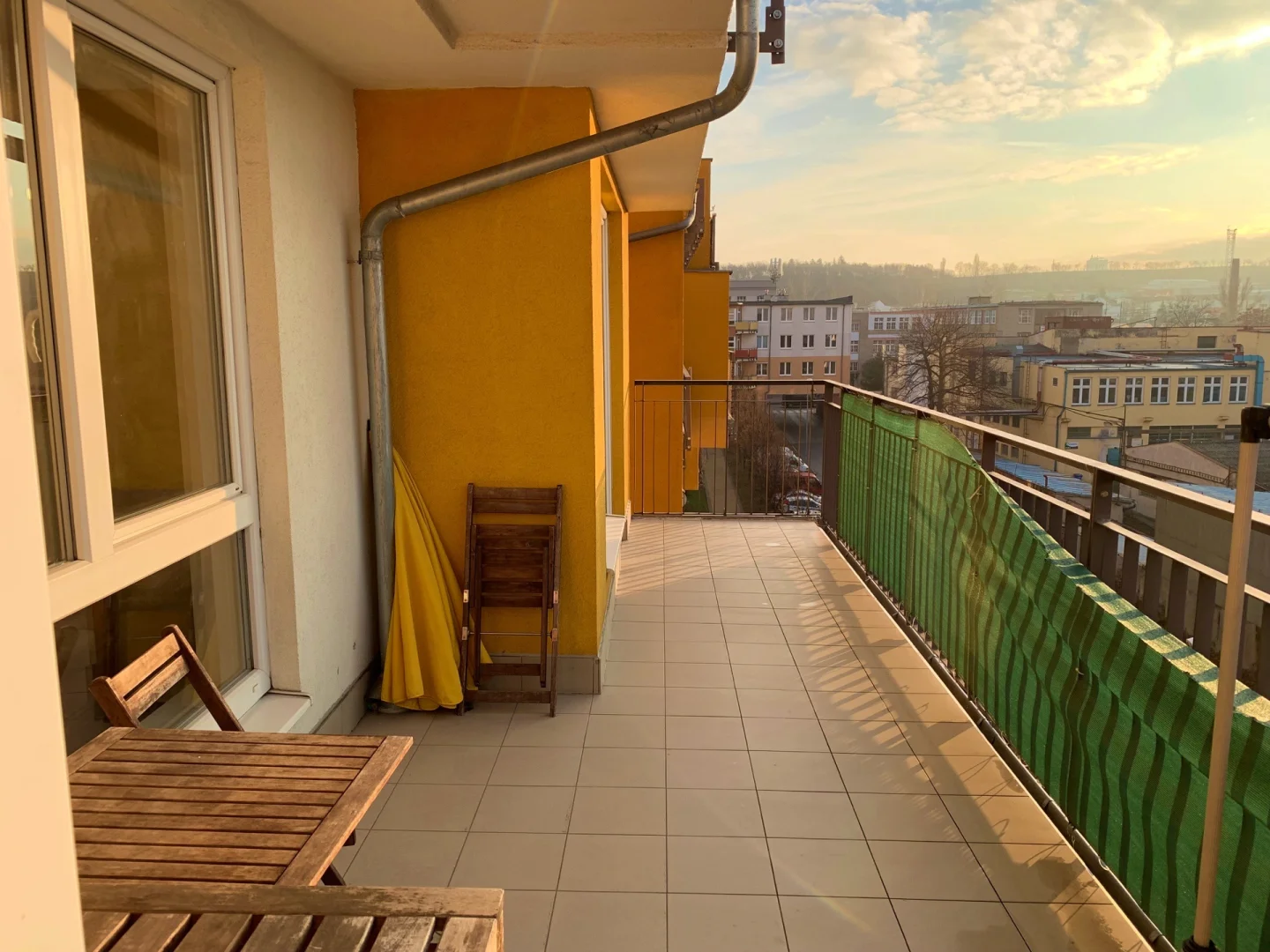Pronájem bytu 3+kk, 83m2 s balkónem a garážovým stáním. Ulice Kabešova, Praha Vysočany.