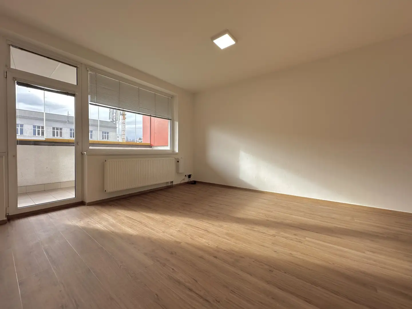 Pronájem bytu 1+kk s prostornou lodžií, ulice Poděbradská 777/9, Praha - Vysočany