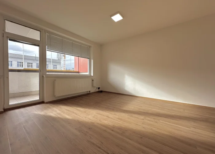 Pronájem bytu 1+kk s prostornou lodžií, ulice Poděbradská 777/9, Praha - Vysočany